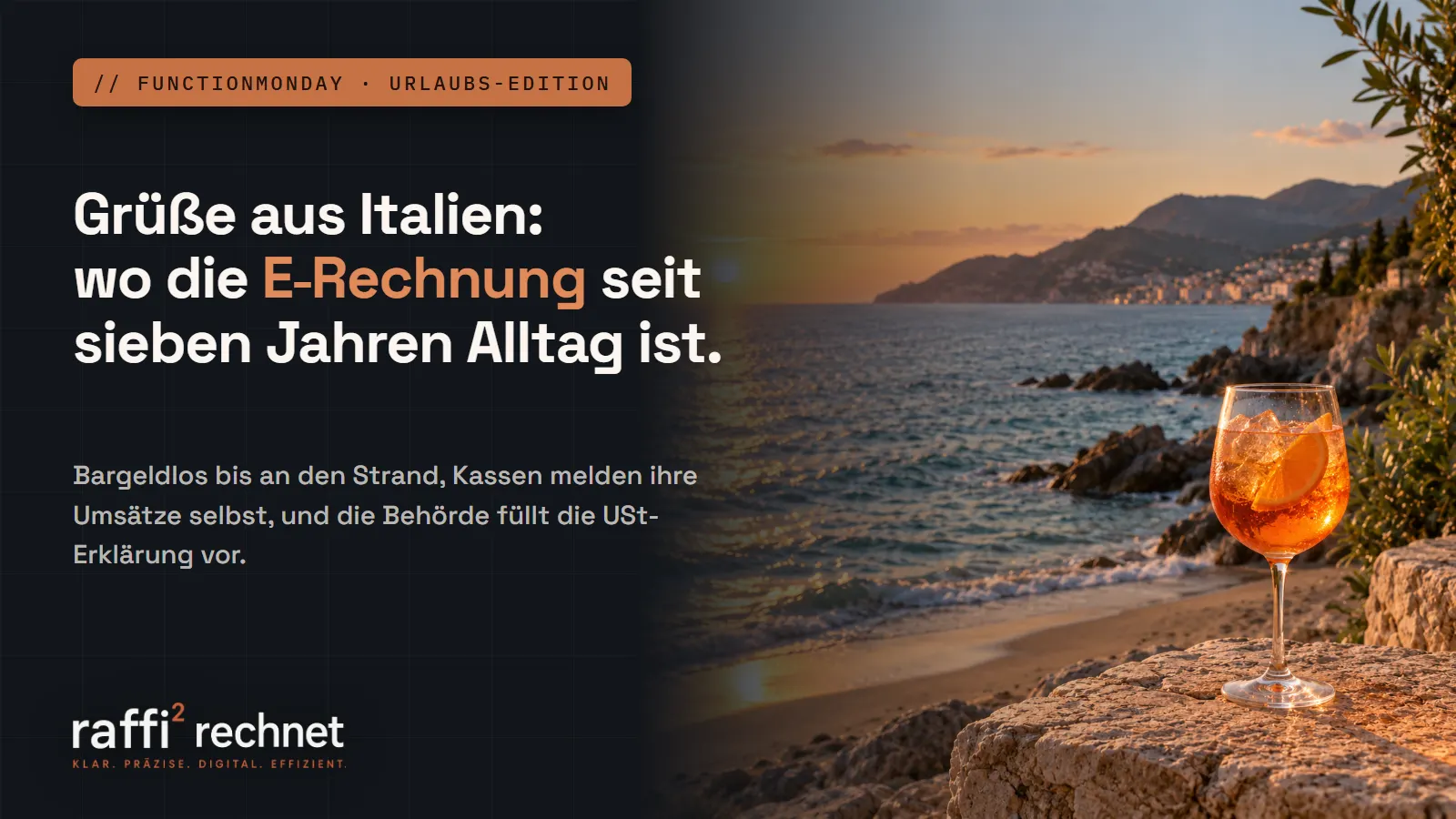 Aperol Spritz auf einer Steinmauer vor der italienischen Küste bei Sonnenuntergang, dazu die Aussage, dass die E-Rechnung in Italien seit 2019 Alltag ist