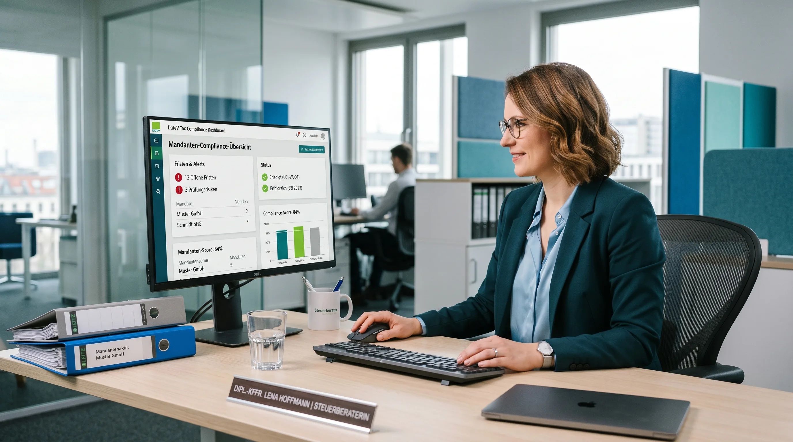 Steuerberaterin am Arbeitsplatz mit Mandanten-Compliance-Dashboard – Geldwäscheprävention in der Kanzlei