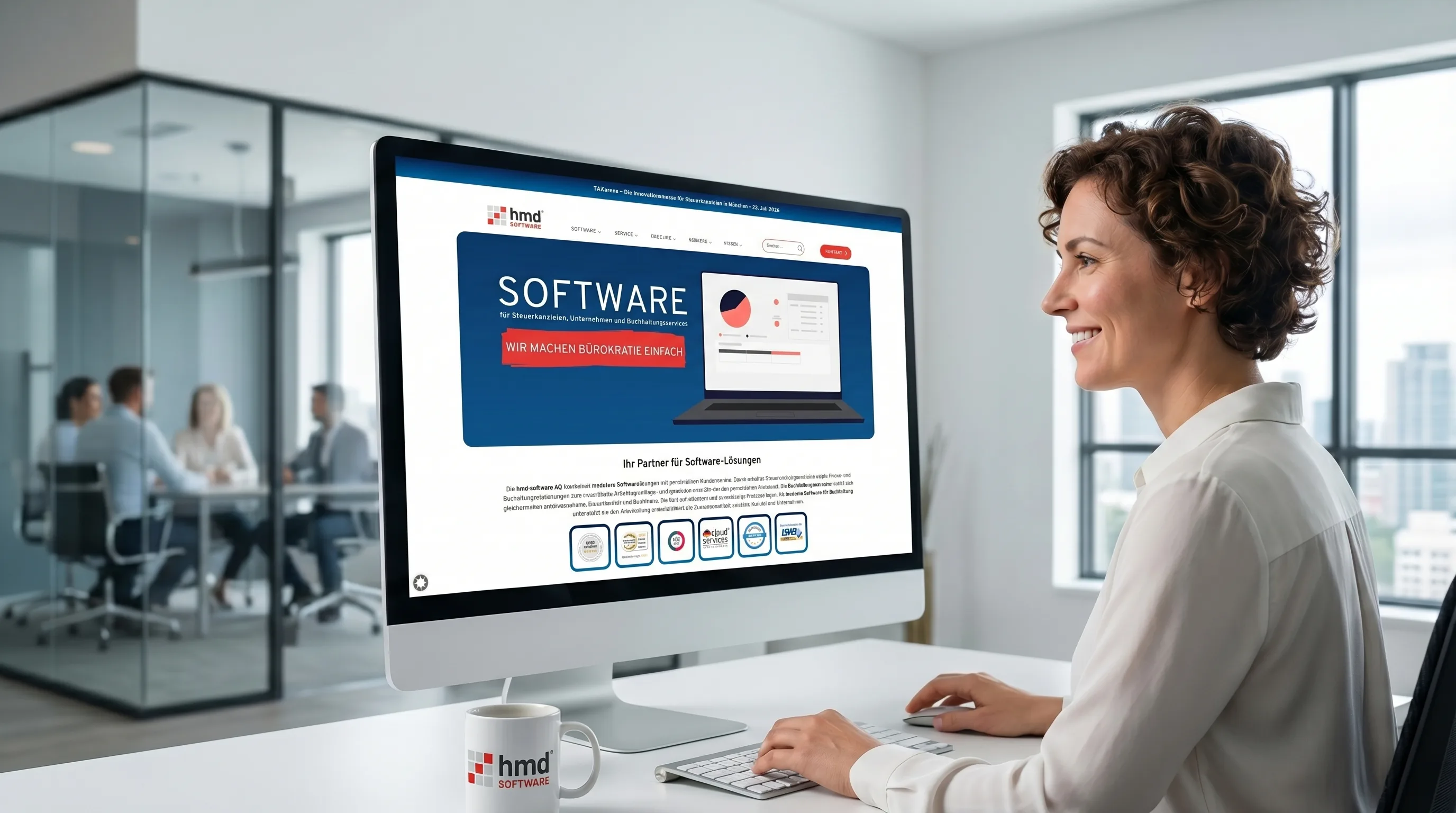 Die neue Homepage der hmd-software AG auf einem Monitor – modernes Design mit Produktübersicht