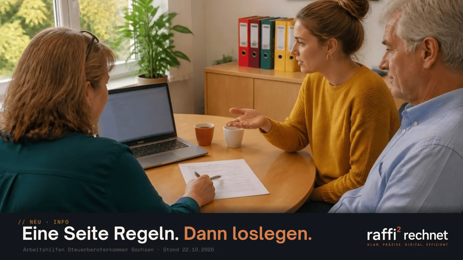 KI in der Steuerkanzlei: Kanzleiteam bespricht am Tisch eine einseitige KI-Hausordnung, Regeln für Datenschutz, Verschwiegenheit und Freigabe von KI-Ergebnissen